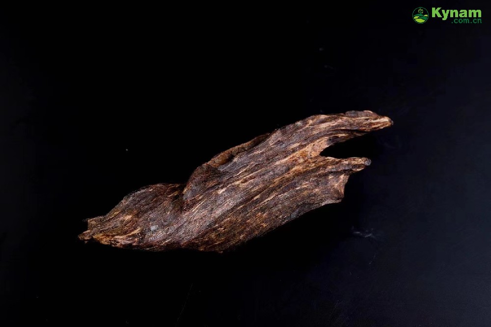 Can be submerged in water and aged agarwood, emitting a sweet floral fragrance