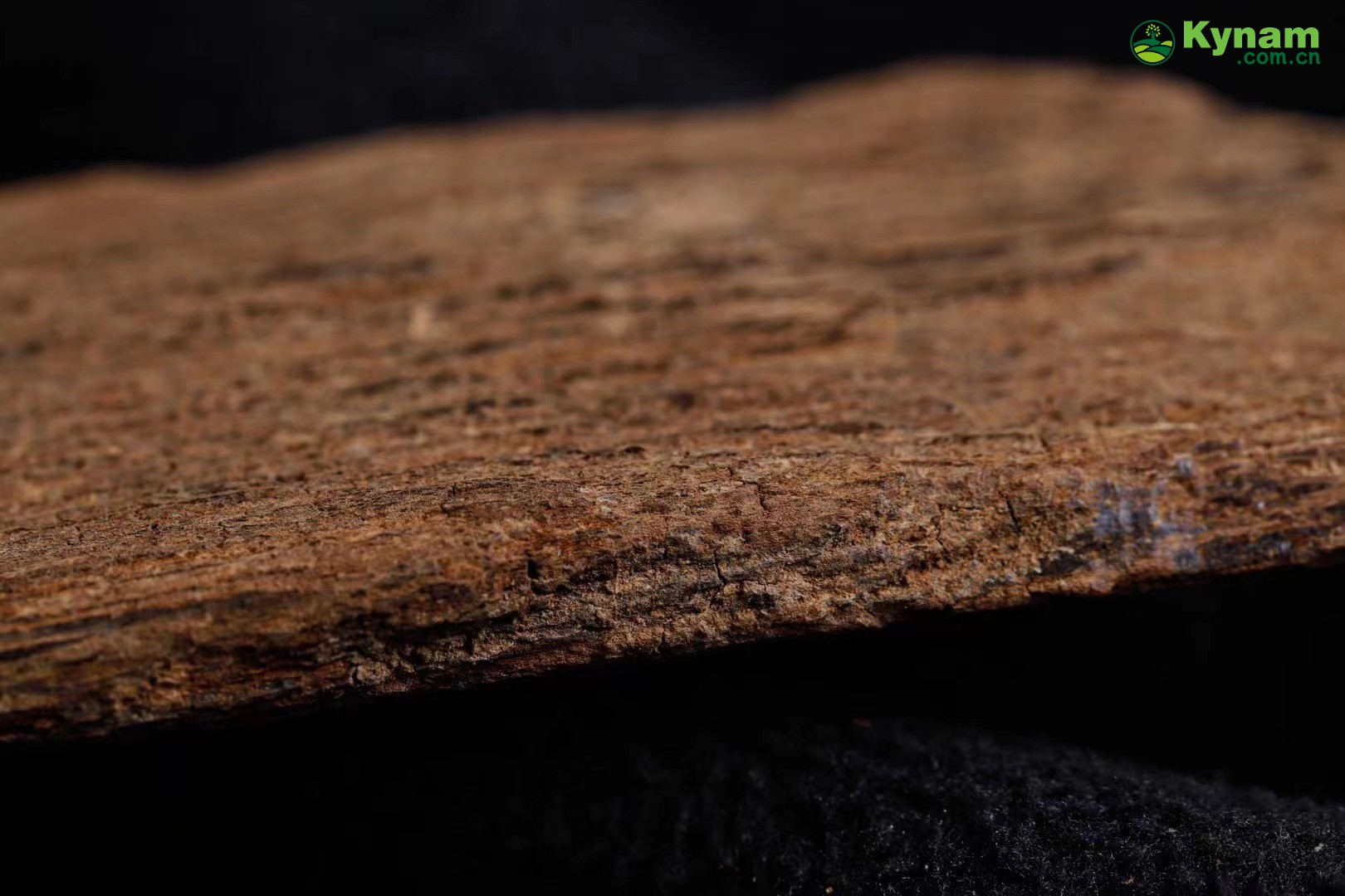 Fusen red soil agarwood