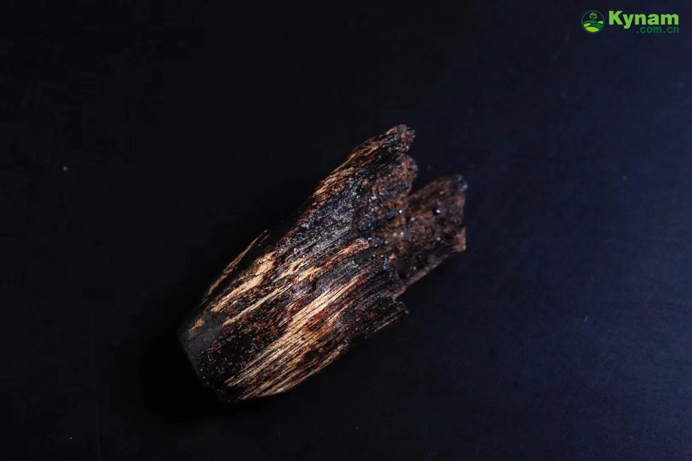 Clear oil of aged agarwood