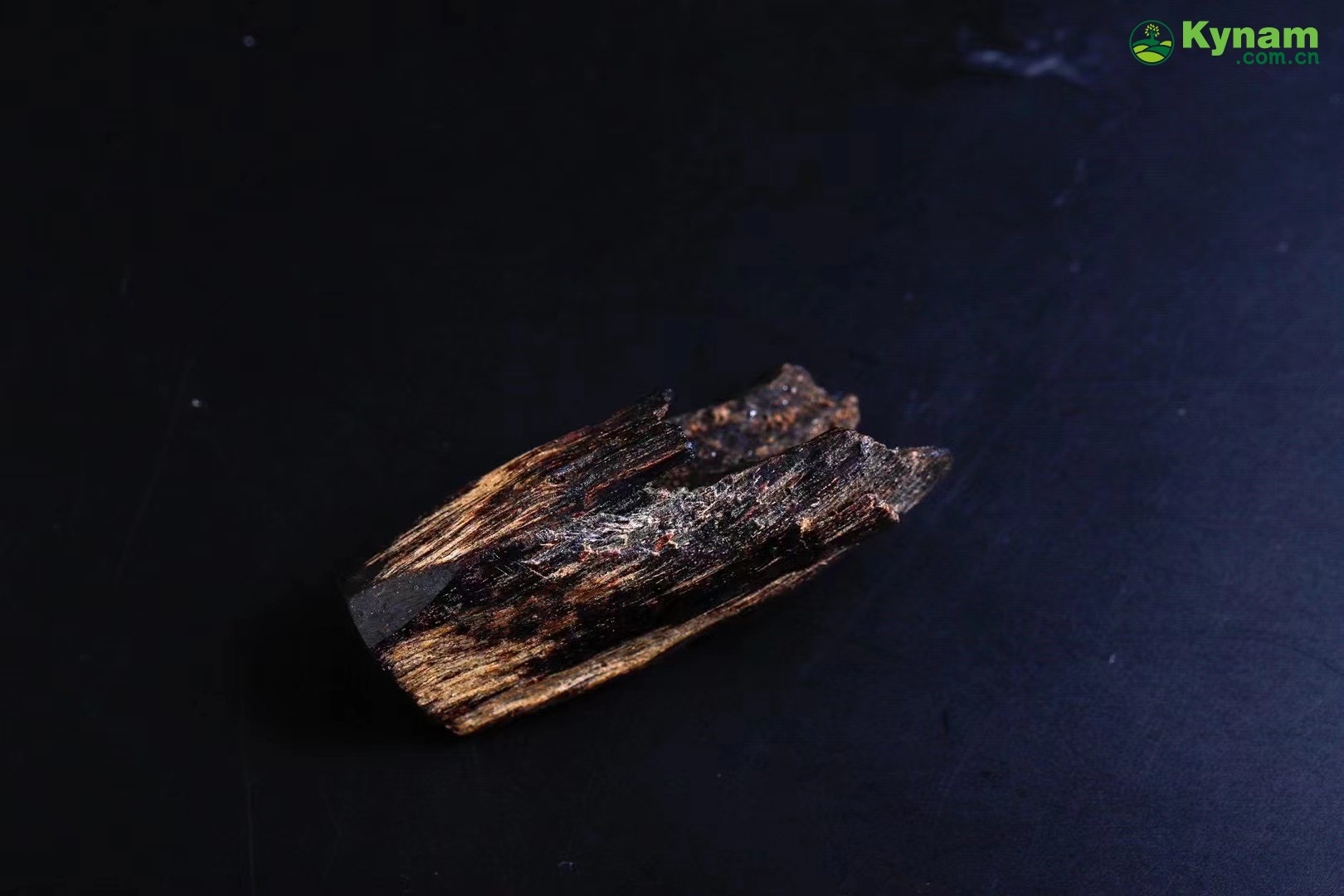 Clear oil of aged agarwood